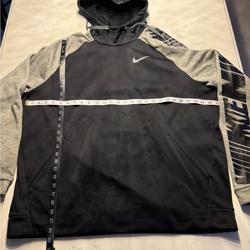 Nike Men's Black and Gray Lightweight Jacket